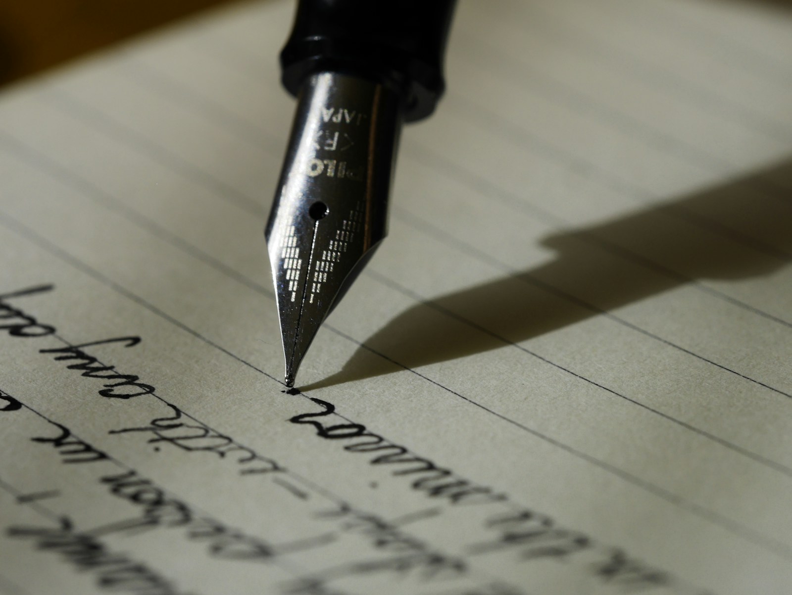 Iemand schrijft gedachten op in een notitieboek